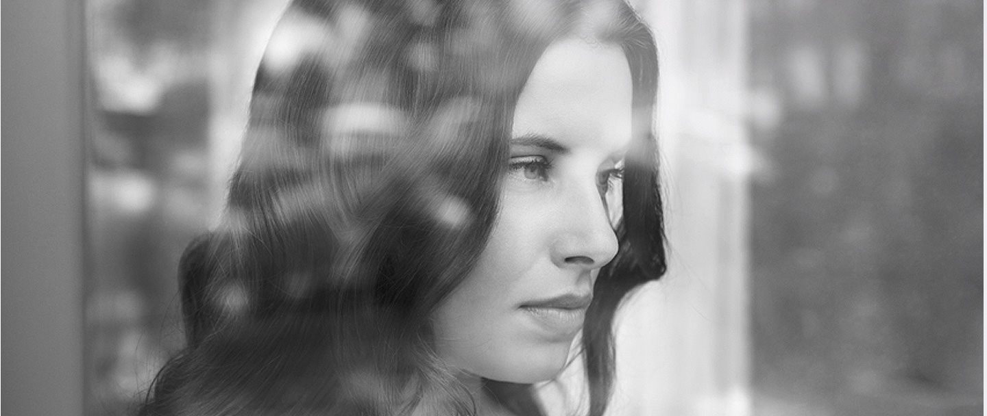 Femme regardant par la fenêtre