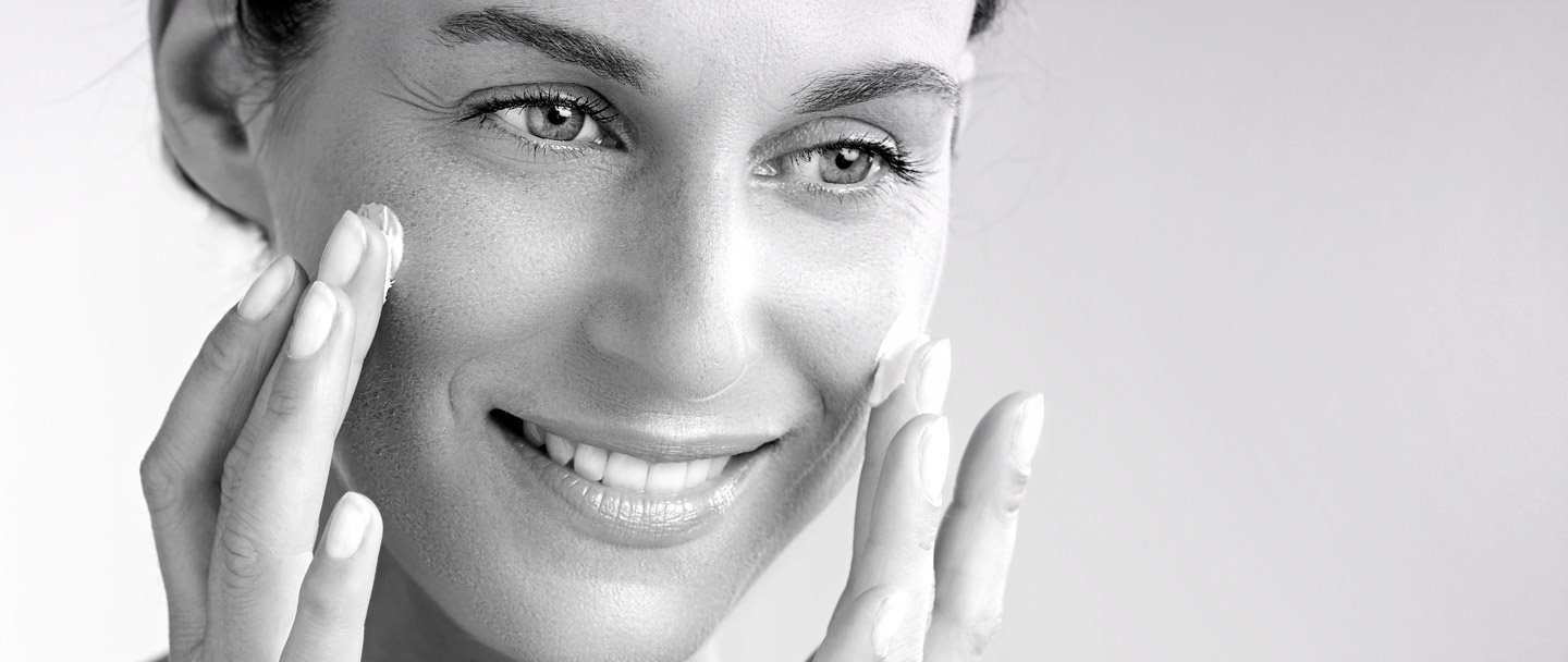 Femme utilisant une crème