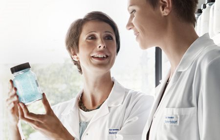 Chercheurs Eucerin travaillant dans un laboratoire