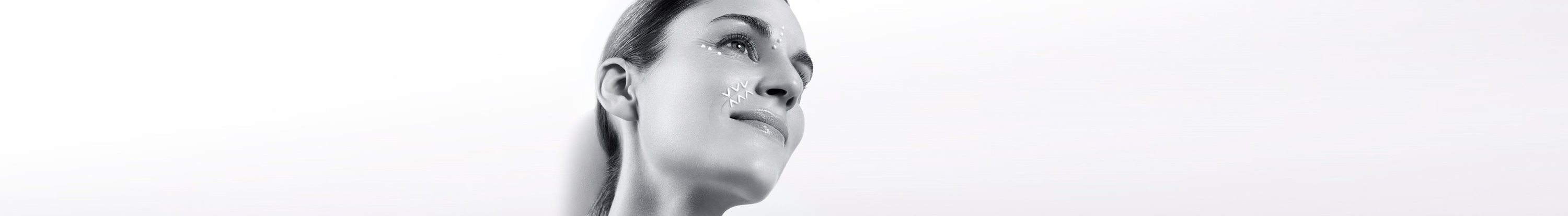 Femme qui utilise une crème antirides
