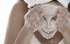 Les masques des taches de pigment sur la lèvre supérieure