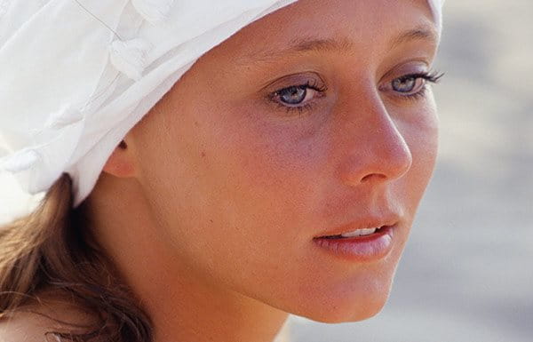 Femme avec un chapeau blanc