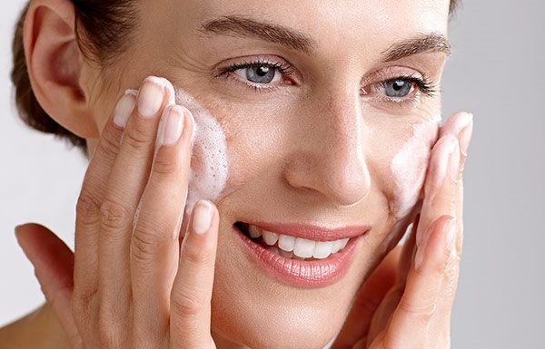 Femme qui se rince le visage.