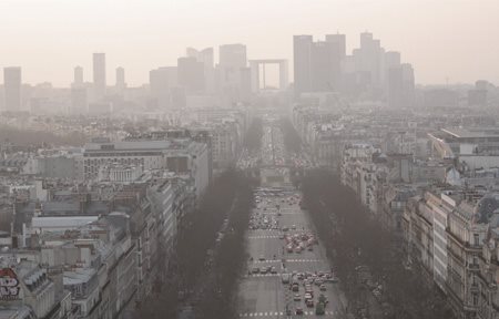 Ville dans un nuage de pollution.