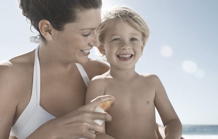 Maman appliquant une protection