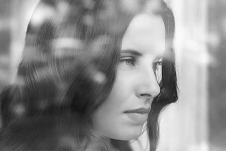 Femme regardant par la fenêtre