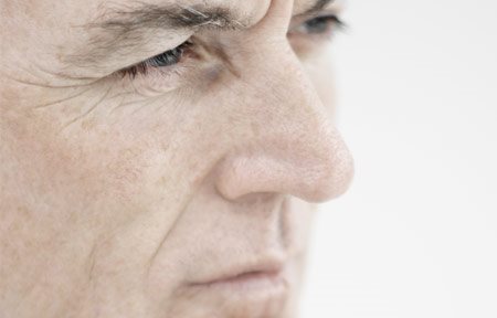 Gros plan sur le visage d'un homme plus âgé