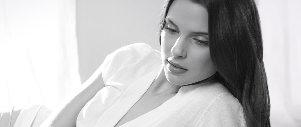 Femme aux cheveux foncés dans une position de détente