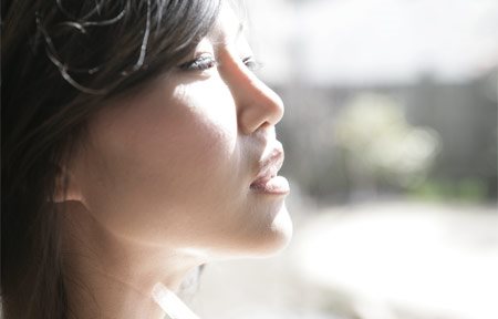 Femme de type asiatique regardant le soleil