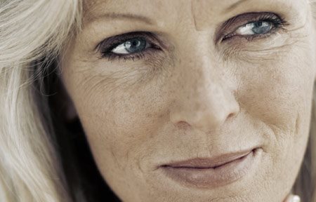 Femme âgée à la peau claire parsemée de taches de vieillesse