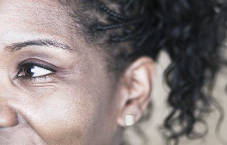 Visage d'une femme à la peau foncée