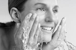 Femme se lavant le visage.