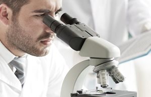 Un chercheur regardant dans un microscope.