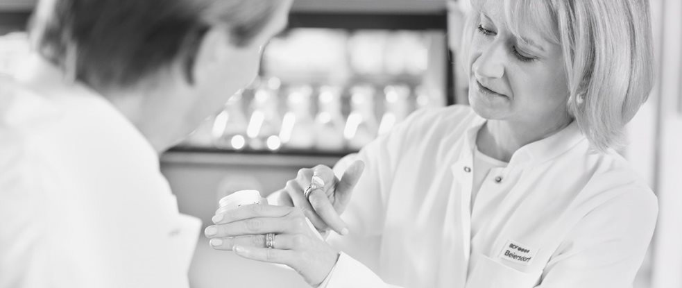 Deux scientifiques testant une crème