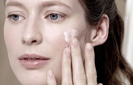 Les femmes utilisent la crème visage