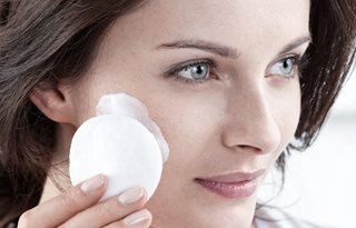 Femme se nettoyant le visage