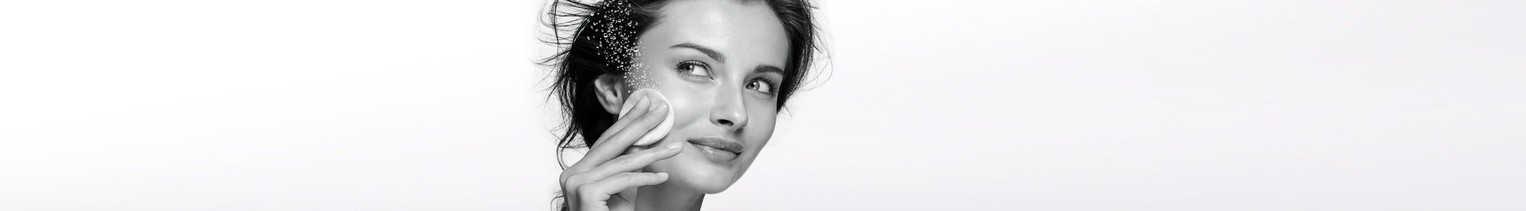 Femme qui nettoie sa peau avec un cotton.