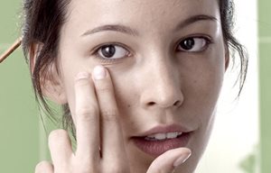 Image d'un homme appliquant le Soin Hydratant Accompagnateur SPF 30 Eucerin sur son visage