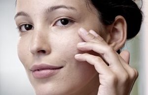 Femme utilisant le soin