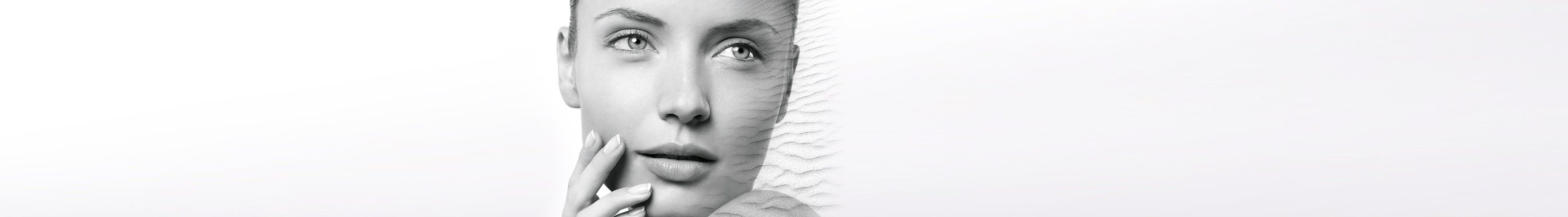 Femme avec un visage à la peau sèche
