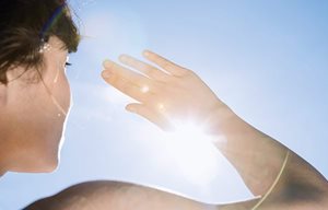 Une exposition excessive au soleil conduit au vieillissement prématuré de la peau