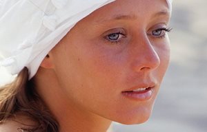 Femme avec un chapeau blanc