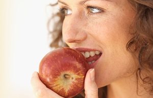 Femme qui mange une pomme