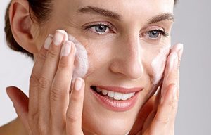 Femme qui se rince le visage.