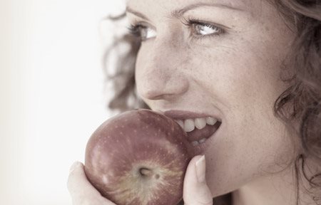 Femme mangeant une pomme