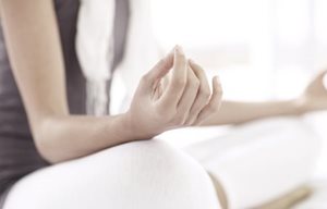 Femme faisant du yoga.