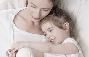 Mère et enfant qui se font des câlins.