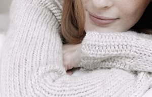 Femme portant un pull-over en coton.