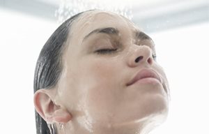 Femme prenant une douche.
