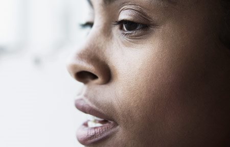 Visage féminin à la peau noire