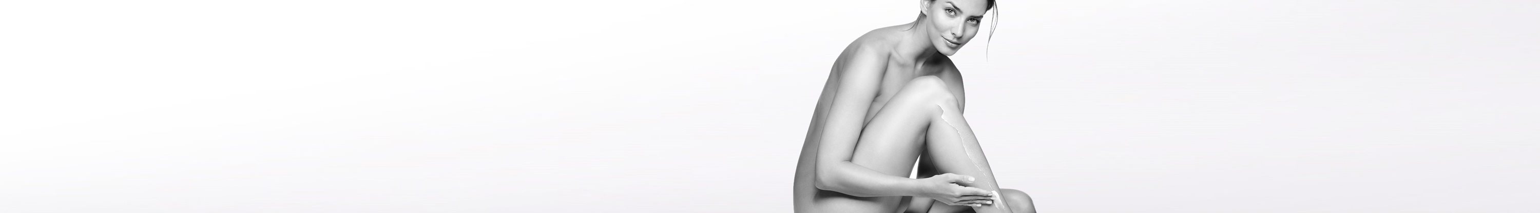 Femme nue avec son coude sur le genou