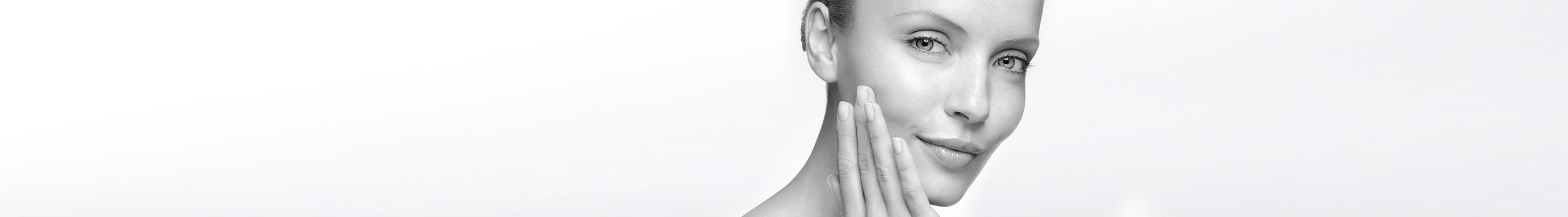 Femme à la peau mouillée se touchant le visage