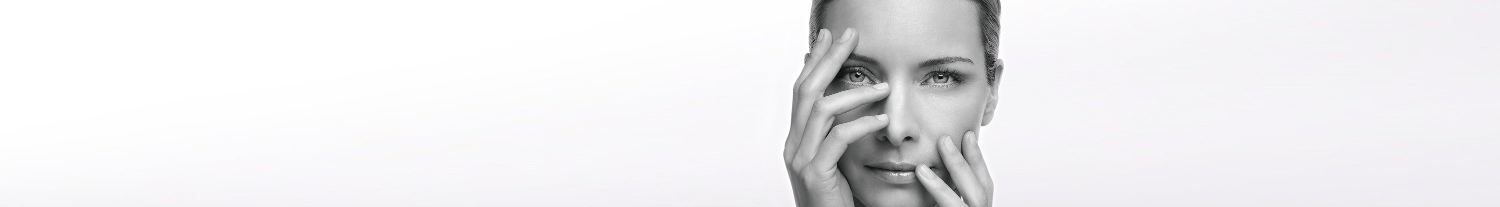 Femme enveloppée dans une serviette