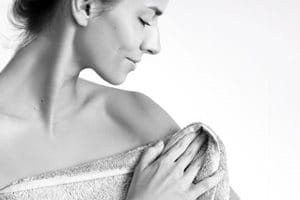 Femme enveloppée dans une serviette