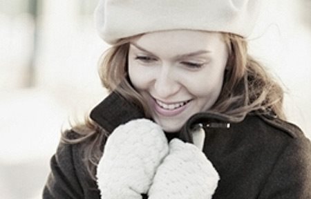 Femme portant des vêtements d'hiver