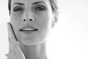 Femme se touchant le visage