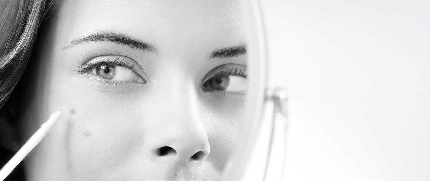 Un modèle Eucerin utilise un correcteur pour masquer ses taches brunes