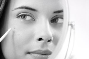 Un modèle Eucerin utilise un correcteur pour masquer ses taches brunes